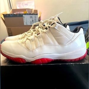 Air Jordan 11 Retro || White || Varsity Red || used || good condition